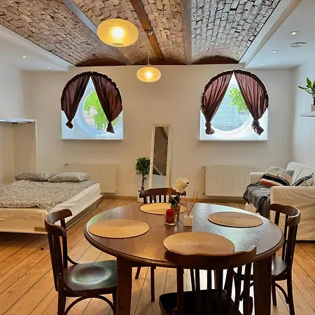 Apartman In Art Nouveau District *